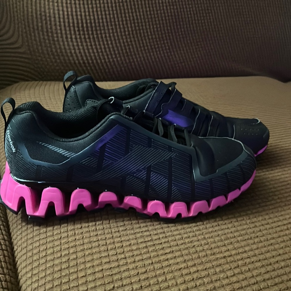 Zig Reebok awesome very light shoe and comfortable. Size 9 1/2
